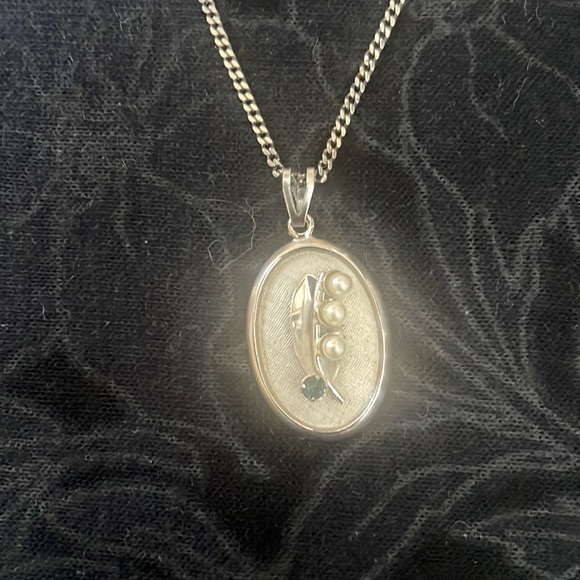 Vintage sterling silver pendant with sterling silver chain in perfect condition. - Picture 1 of 7